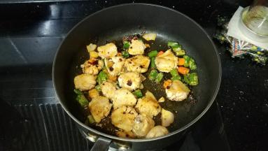 放入盐、糖调味