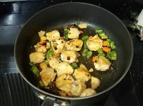 放入盐、糖调味