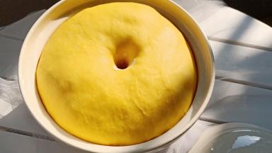  发酵好的面团可以手指沾干粉试一下，不踏不陷就可以。