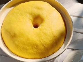  发酵好的面团可以手指沾干粉试一下，不踏不陷就可以。