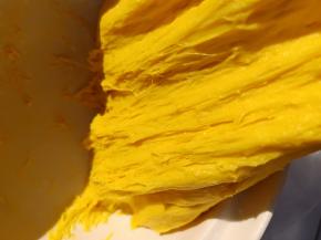 拉一下面团成蜂窝状，说明发酵的正合适。