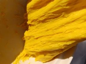 拉一下面团成蜂窝状，说明发酵的正合适。