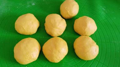  发酵好的面团排气，分成七个小面团（看自己喜欢，也可以多分几个）