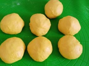  发酵好的面团排气，分成七个小面团（看自己喜欢，也可以多分几个）