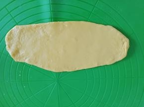  面团擀长条形状。