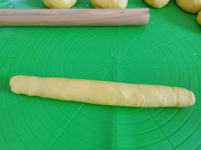 一侧往另外一侧卷紧。