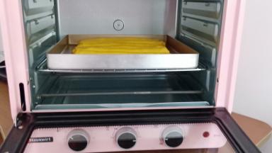 再次放烤箱二次发酵成二倍大（可以在烤盘下面加一盘温水，增加湿度）