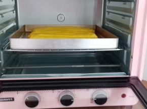 再次放烤箱二次发酵成二倍大（可以在烤盘下面加一盘温水，增加湿度）