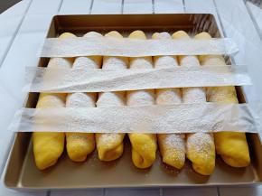 发酵好的面包胚放三张小的纸条，用过滤网撒面粉。