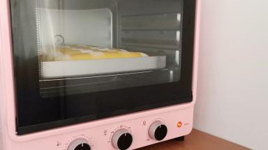 烤箱提前170度预热10分钟（可以看一下发热管变黑，说明预热好了）烤箱上下火170度烤20分钟（具体看烤箱的温度）