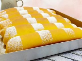 香喷喷的南瓜牛奶面包出炉了，一边拍照一边就吃了一个，实在是停不下来，软乎乎的太香了！