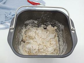  除了黄油以外，面包机先放鸡蛋液、牛奶、南瓜泥、再加高筋面粉，盐和白糖对角放，用筷子可以先搅拌一下，省的面粉到处飞  开面包机揉25分钟。