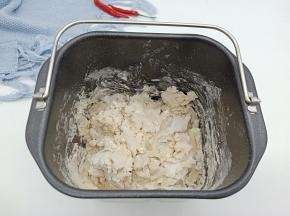  除了黄油以外，面包机先放鸡蛋液、牛奶、南瓜泥、再加高筋面粉，盐和白糖对角放，用筷子可以先搅拌一下，省的面粉到处飞  开面包机揉25分钟。