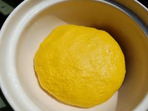  再加黄油揉15分钟，揉到扩展阶段即可，放温暖处发酵2倍大。