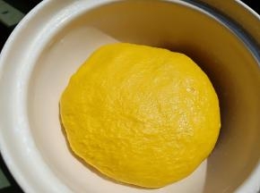  再加黄油揉15分钟，揉到扩展阶段即可，放温暖处发酵2倍大。