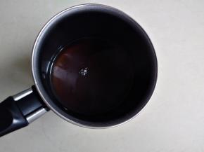小锅里装入120克清水，烧热后放入红糖块，搅拌至红糖块全部溶解，离火，再加入7克糖拌至溶解，放凉