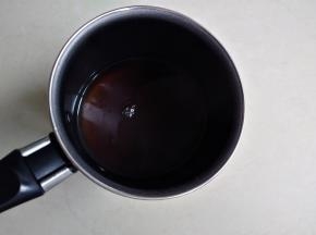 小锅里装入120克清水，烧热后放入红糖块，搅拌至红糖块全部溶解，离火，再加入7克糖拌至溶解，放凉