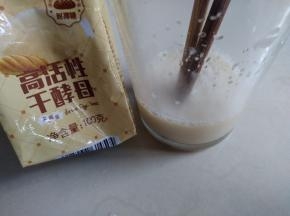 酵母和3克砂糖用30克温水（水温不宜超过35度）拌匀溶解，放置5分钟，激活酵母活性