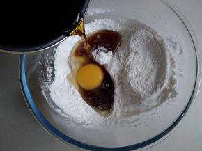 倒入已经放凉的红糖水