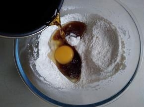 倒入已经放凉的红糖水