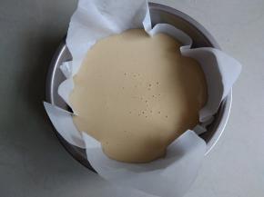 为方便脱模，把油纸铺在模具里，将面糊倒入