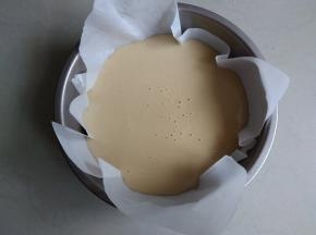 为方便脱模，把油纸铺在模具里，将面糊倒入