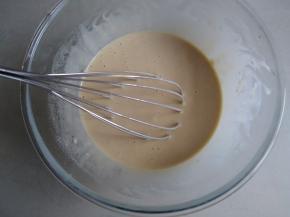 用手动打蛋器或者筷子搅拌至糊状