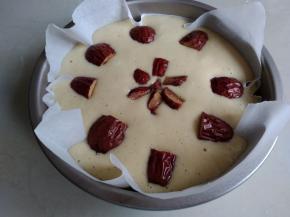 锅里的水烧开后，将蛋糕模放入，大火蒸25-35分钟，时间到关火，继续焖5分钟再揭盖。（具体蒸制时间要根据器皿的厚度，导热性决定）