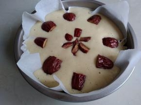 锅里的水烧开后，将蛋糕模放入，大火蒸25-35分钟，时间到关火，继续焖5分钟再揭盖。（具体蒸制时间要根据器皿的厚度，导热性决定）