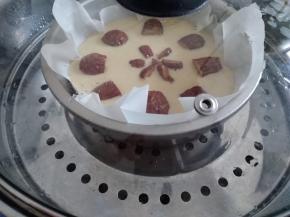 在面糊表面放上红枣块（去核），盖上保鲜膜或者盖子，放在温暖的地方，发酵40-50分钟，面糊发酵两倍大，具体发酵时间要根据面糊发酵状态而定