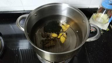 锅里放入足量水