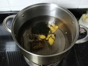 锅里放入足量水