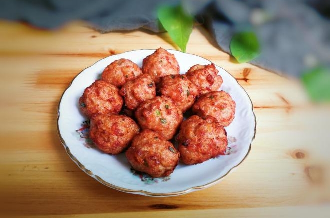 胡萝卜末肉圆