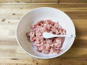 肉糜放入一小勺盐顺时针搅拌至有粘性