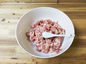 肉糜放入一小勺盐顺时针搅拌至有粘性