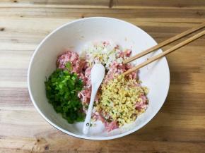 放入葱姜，一小勺盐，少许鸡精