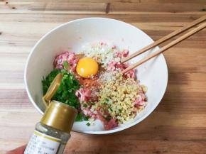 放入一小勺白胡椒粉，打入一只鸡蛋