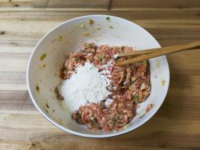 放入三勺玉顺时针搅拌至有粘性