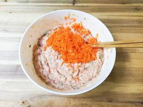 放入胡萝卜末顺时针搅拌至有粘性放入冰箱冷藏一小时