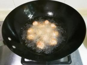 锅中放入适量食用油烧热，用勺子挖肉糊放入锅中中火炸至表面定型成浅黄色
