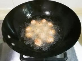 锅中放入适量食用油烧热，用勺子挖肉糊放入锅中中火炸至表面定型成浅黄色