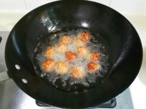 多翻面几次，炸至金黄