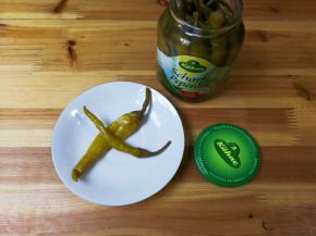 取出两根冠利腌绿辣椒