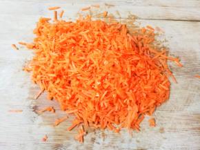 胡萝卜削去皮，擦成丝切成末