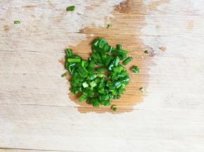 葱洗净切碎
