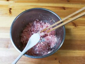 放入一小勺糖，少许清水顺时针搅拌至有粘性