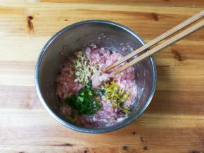 放入葱姜腌绿辣椒