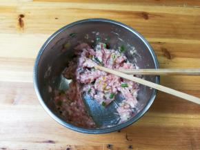 顺时针搅拌至有粘性