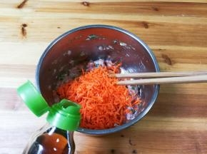 放入胡萝卜末，放入一勺麻油