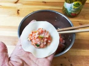取一张饺皮放入肉馅